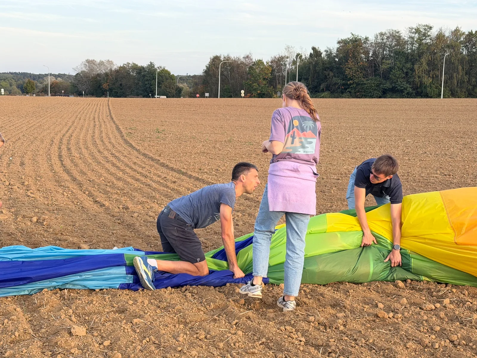Équipiers réunis pour le rangement de l’enveloppe du ballon