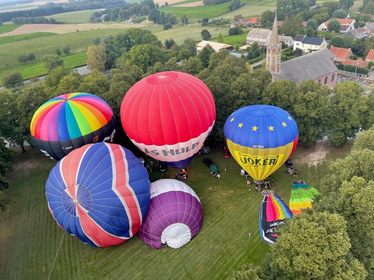 Vue aérienne de montgolfières multicolores réunies avant le départ