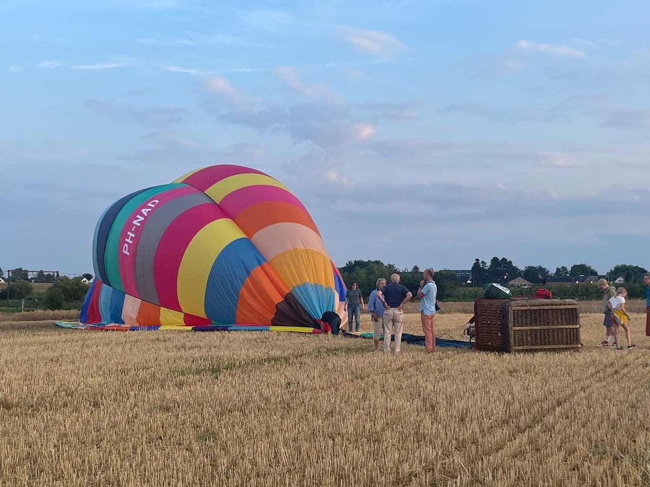 La préparation du ballon réunit l’équipage autour du matériel.